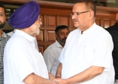 विधायक दीवान सिंह बिष्ट और त्रिलोक सिंह चीमा के घर पहुंच शोक संवेदना प्रकट करते कैबिनेट मंत्री गणेश जोशी