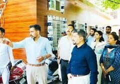 डीएम आशीष चौहान ने किया कलेक्ट्रेट का औचक निरीक्षण, जनसमस्याओं के निस्तारण और स्वच्छता के दिए कड़े निर्देश