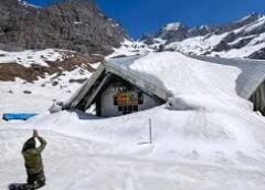 सफेद चादर से ढका प्रसिद्ध धाम हेमकुंड साहिब