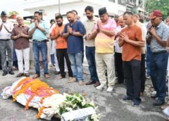 ले0 जनरल एमएम लखेड़ा के निधन  पर उन्हें पुष्पांजलि अर्पित करते कैबिनेट मंत्री गणेश जोशी